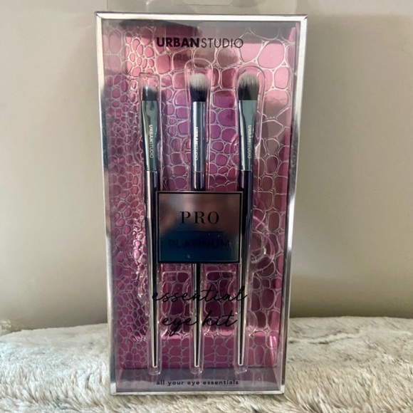 FINAL PRICE MARKDOWN!/Urban Studio Pro Platinum Essential Eye Kit/BRAND NEW!💥 - Picture 2 of 11